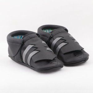 black adjustable moccasins